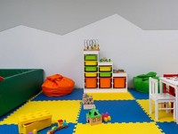 Детская комната с воспитателем